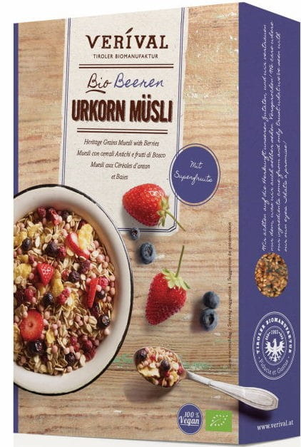 Vollkornmüsli mit Heidelbeeren von VERIVAL, 325g, in einer Schüssel mit frischen Beeren und Müsli auf einem Teller.