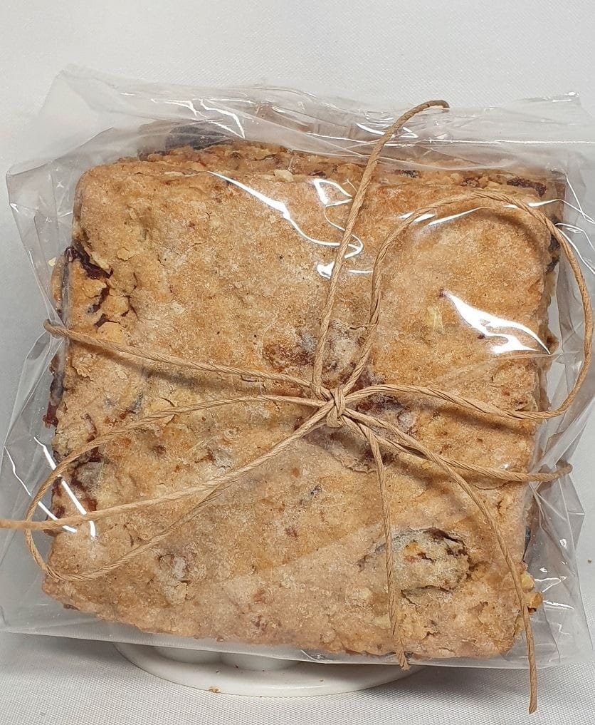 Bio Weizen- und Haferquadrate mit Rosinen und Zimt, ZANIEWICZ Süßwaren, 150 g, frisch gebackene Kekse auf einem Teller