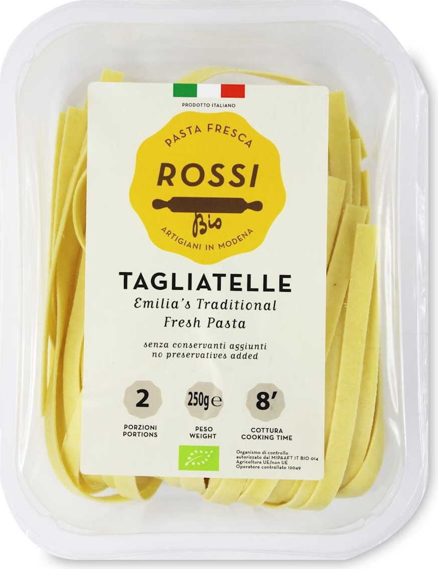Frische Bio-Tagliatelle aus Eiergrieß von Pasta Fresca Rossi, 250 g, fein geschnittene Pasta auf einem Holzteller.