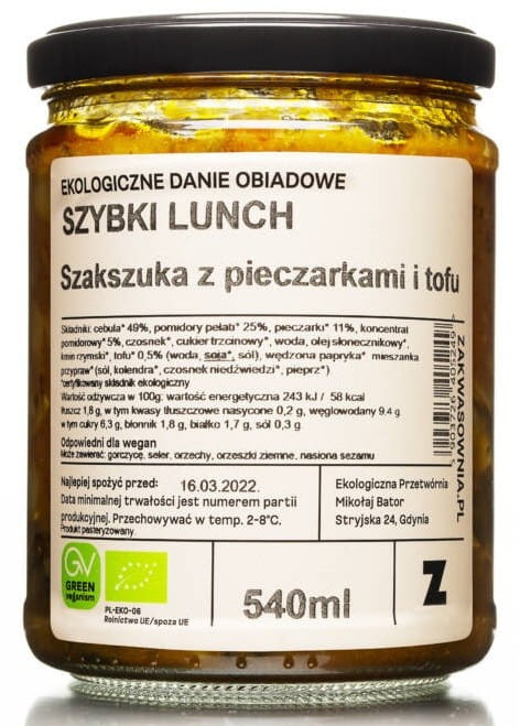 Bio Shakshouka mit Pilzen und Tofu von ZAKWASOWNIA in einem 540 ml Behälter, servierfertig und frisch.