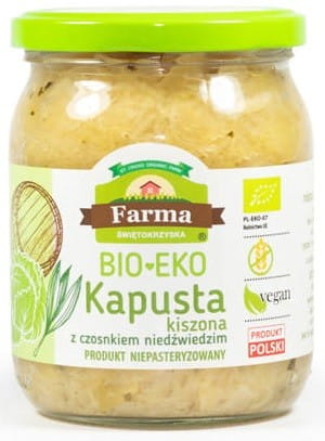 Bio Sauerkraut mit Bärlauch von FARMA ŚWIĘTOKRZYSKA, 480 g, zeigt das fermentierte Sauerkraut mit frischem Bärlauch in einer Schüssel.