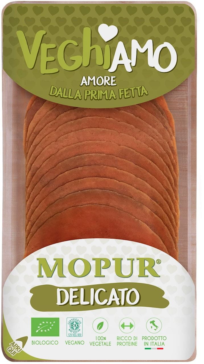 Vegane Feinwurst A'LA Mopur BIO von VEGHIAMO, 90 g, mit pflanzlichen Zutaten, auf weißem Hintergrund.