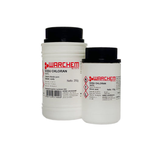 Reines Natriumchlorat in 50g Verpackung von WARCHEM, chemisches Labor- oder Desinfektionsmittel, klare Kristalle auf weißem Hintergrund
