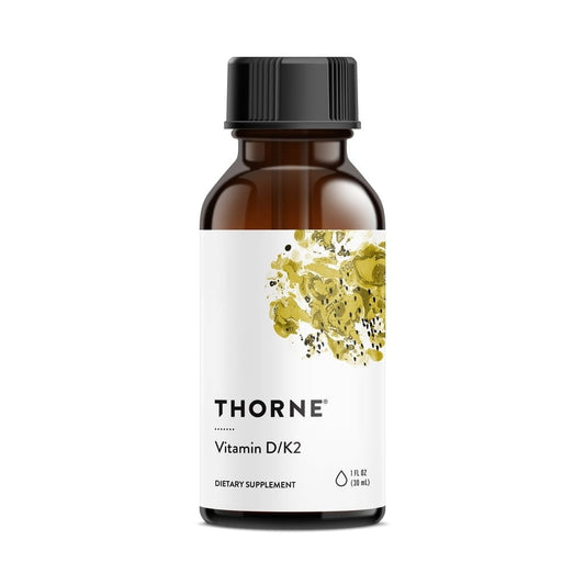 Flüssige Vitamin D3+K2 von Thorne Research in 30 ml Flasche, enthaltene Vitamine und Inhaltsstoffe sichtbar in der Flasche