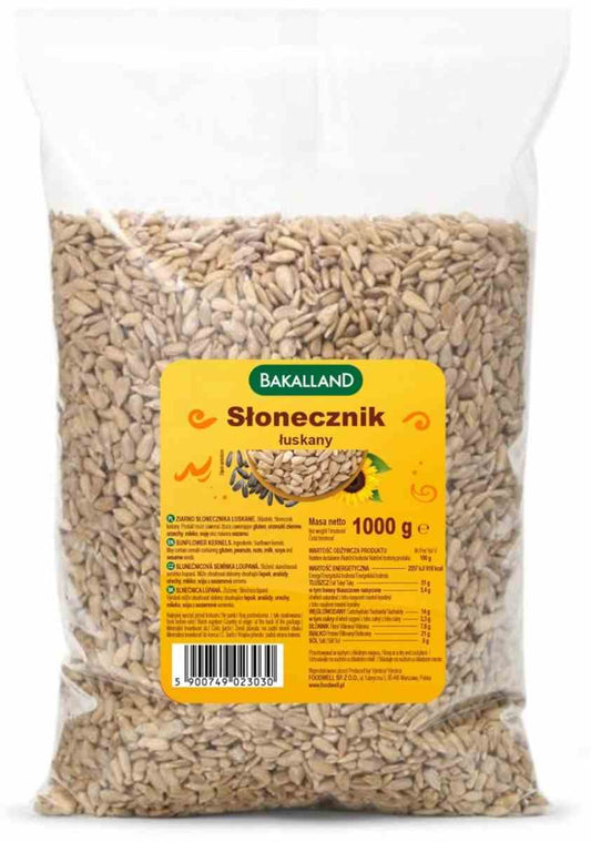 Geschälte Sonnenblumenkerne von Bakalland in einer 1-kg-Packung, Nahaufnahme der Sonnenblumenkerne.