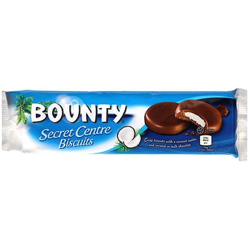 Bounty Kekse mit cremiger Schokoladefüllung, 132g, auf einer weißen Oberfläche, Nahaufnahme der Verpackung.