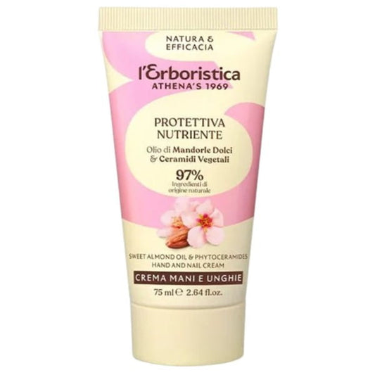 Hände und Nägel mit der ATHENA’S L'Erboristica Mandel Hand- und Nagelcreme gepflegt, cremige Textur, schöne Haut