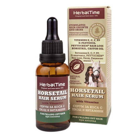 Haarserum gegen Haarausfall von Herbal Time, Flasche mit Dosierpumpe und grüner Verpackung, auf weißem Hintergrund