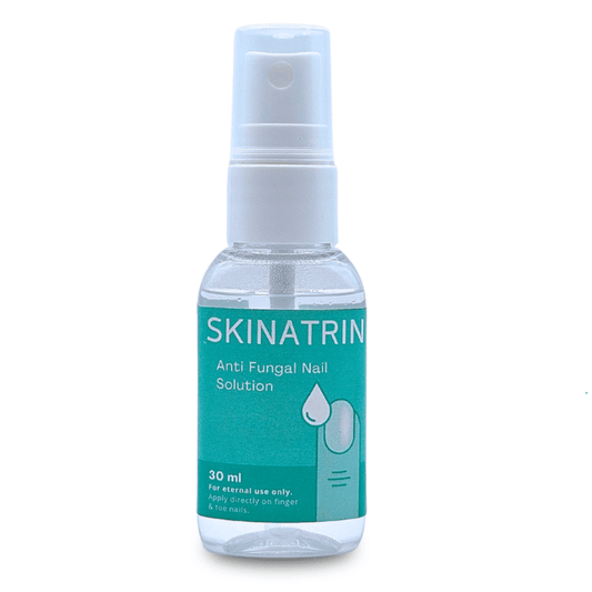 Sprühflasche NGS Skinatrin von BIOGO.PL, 30 ml, für Hautpflege, sichtbarer Sprühnebel auf weißem Hintergrund