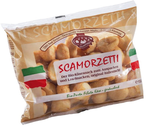 Geräucherte Käse-Snacks von OMA, Bio, 150 g, mit Scamorzetti Affumicate, auf einem Holzbrett serviert