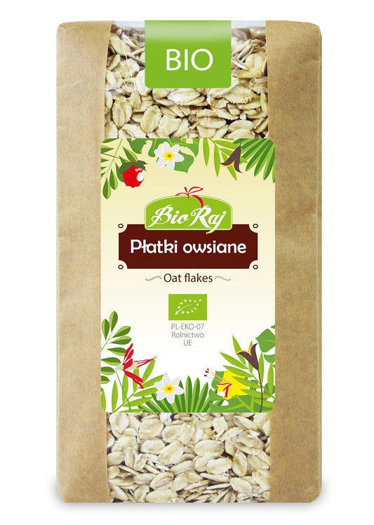 Bio Haferflocken von BIO RAJ, 350 g Packung, trockene Haferflocken in einer offenen Packung auf weißem Hintergrund