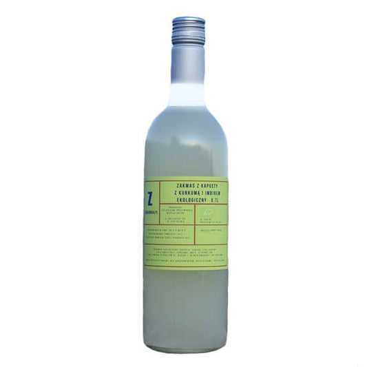 Bio-Kohlsauerteig mit Kurkuma, Ingwer und Zitrone in 750ml Flasche, zeigt die gesunden, fermentierten Gurken in Orange.