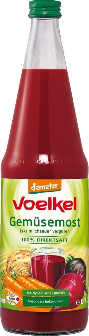 Eingelegter Gemüsesaft BIO Demeter von VOELKEL in 700 ml Flasche, klarer Saft mit buntem Gemüse sichtbar.