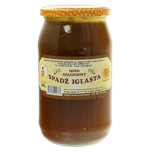 Nadelhonig in 1200g Glas, Honigtauhonig von RODZINNE GOSPODARSTWO PASIECZNE SUDNIK, Nahaufnahme des Honigs.