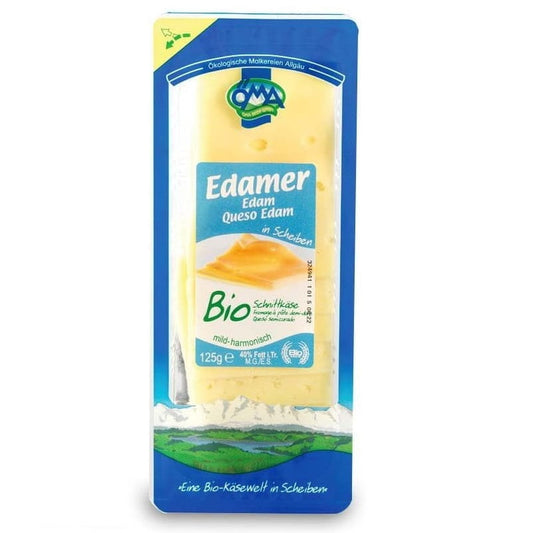 Scheiben von Bio Edamer Käse von OMA, 125 g, auf einem Teller mit frischem Gemüse und Brot.