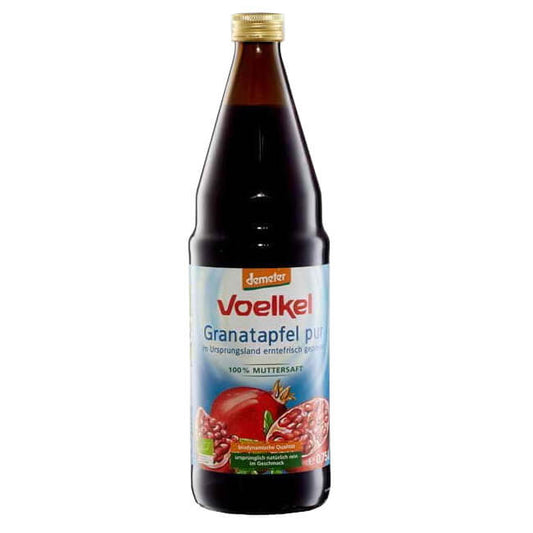Bio-Granatapfelsaft von VOELKEL, Demeter, 750 ml Flasche, mit frischen, roten Granatäpfeln auf der Verpackung.