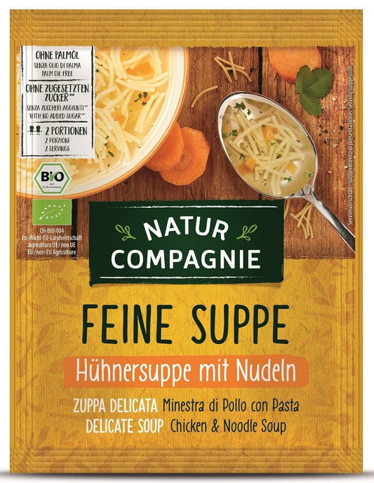 Bio Brühe mit Nudeln von NATUR COMPAGNIE, 40 g, klare Suppe mit Nudeln in einer weißen Schüssel.