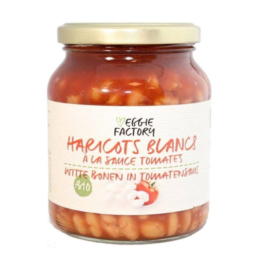 Dosen mit Bio-Bohnen in Tomatensauce von VEGGIE FACTORY, 360g, auf weißem Hintergrund.