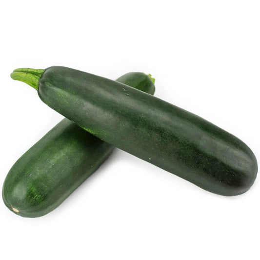Große frische Bio-Zucchini von BIO PLANET, polnisch, ca. 2 kg, grüne Gemüsefrüchte auf einem Marktstand.
