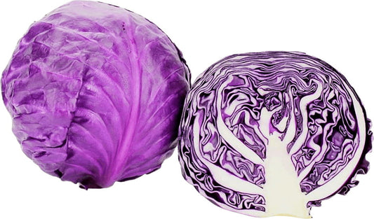 Frischer Bio-Rotkohl, ca. 800 g, von BIO PLANET, zeigt den knackigen, roten Kohlkopf auf einem Brett.