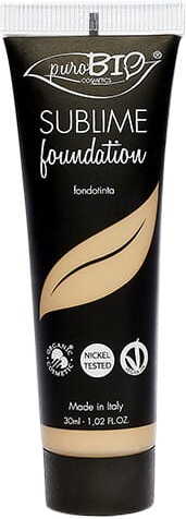 Deckende, matte Foundation 03 von PUROBIO in einer offenen Flasche, zeigt die cremige Textur und natürliche Farbnuance.