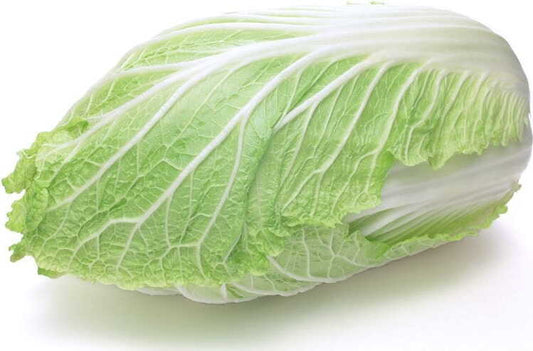 Frischer Bio-Chinakohl, ca. 800 g, liegt auf einem Holztisch, zeigt grüne Blätter und feste, knackige Struktur.