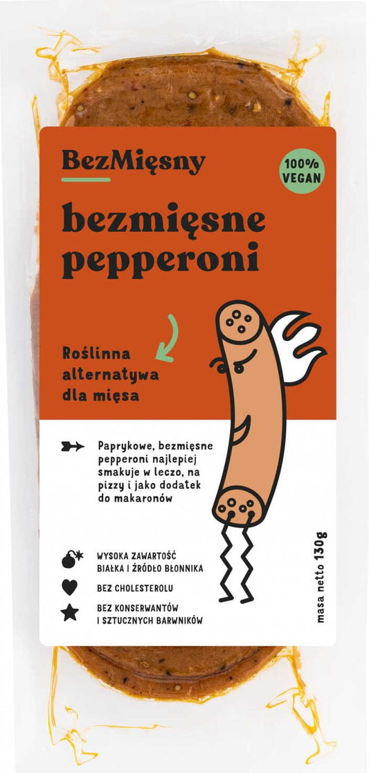 Vegane Peperoni von BEZMIĘSNY MIĘSNY, 130 g, fleischlose Peperoni auf einem Teller, frisch und würzig.