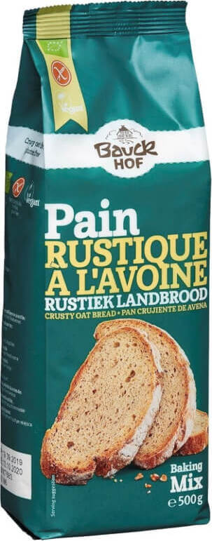 Glutenfreies Bio-Haferflocken-Brotbackmischung von BAUCK HOF, 500 g, in einer offenen Verpackung auf einem Küchentisch.