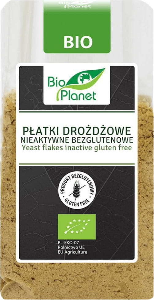 Inaktive, glutenfreie Bio-Hefeflocken von BIO PLANET in einer 100 g Verpackung, cremige Flocken auf weißem Hintergrund