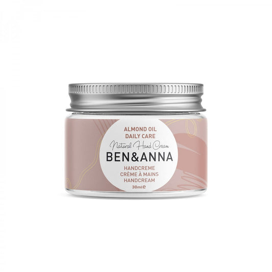 Handcreme mit Mandelöl von BEN & ANNA, 30 ml, für tägliche Pflege und Feuchtigkeit, in einer umweltfreundlichen Verpackung.