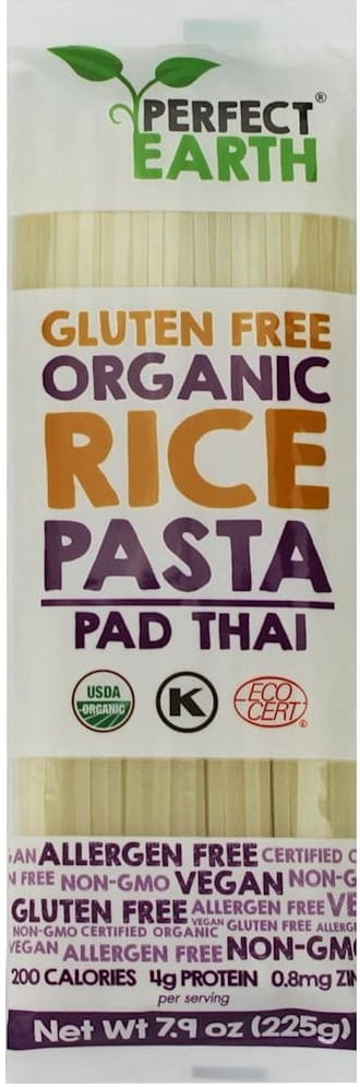 Weiße, glutenfreie Reisnudeln von PERFECT EARTH, Bio-Qualität, in einer Packung von 225 g, auf einem weißen Hintergrund.