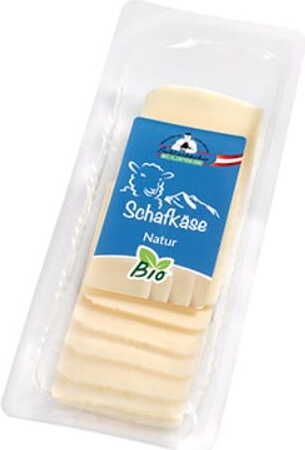 Geschnittener Bio-Schafskäse von CONCEPT FRESH, 100 g, cremig und würzig, auf weißem Hintergrund.