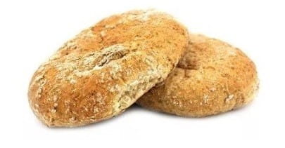 Dinkel Fladenbrot von KOEN Bäckerei, 4 Stück à 50 g, frisch gebackenes, rustikales Fladenbrot auf einem Holzteller.