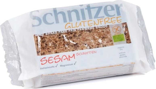 Geschnittenes, glutenfreies Bio-Sesambrot von SCHNITZER, 250 g, mit Sesam und knuspriger Textur auf einem Teller.