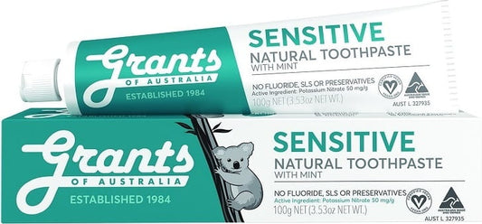 Natürliche, beruhigende Zahnpasta für empfindliche Zähne von GRANTS OF AUSTRALIA ohne Fluorid, in einer geöffneten Tube.