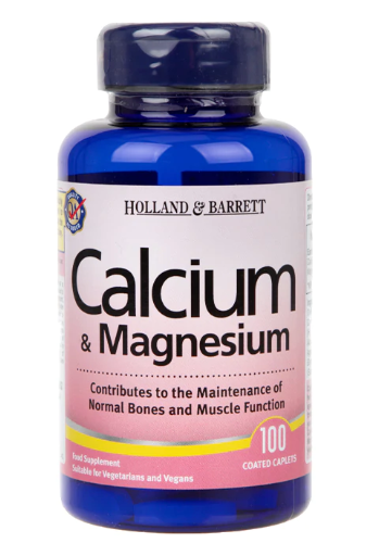 Holland & Barrett Calcium und Magnesium Tabletten, 100 Stück, Nahaufnahme der Packung auf weißem Hintergrund