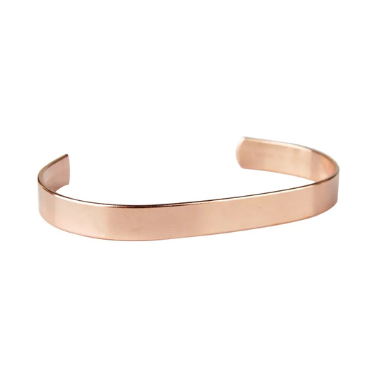 HOLLAND & BARRETT Kupferarmband mit geschnitztem Design, handgefertigt, trägt zur Hautpflege und zum stilvollen Accessoire bei.