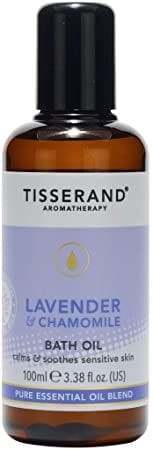 Badeöl mit Lavendel und Kamille von TISSERAND, 100 ml Flasche, entspannende Kräuter für das Bad, visuell sichtbar in der Flasche