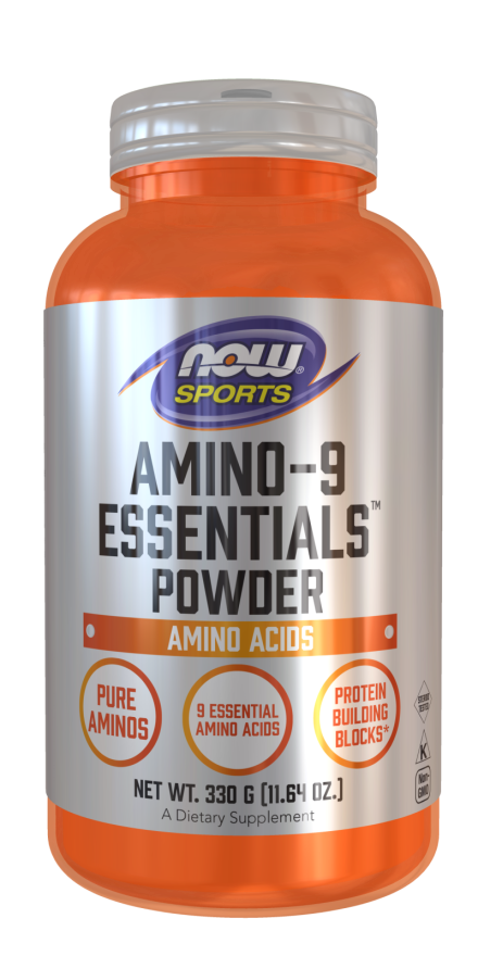 Amino 9 Essentials Pulver von NOW FOODS, 330 g, zeigt das Pulver in einer Packung auf einem sportlichen Hintergrund.