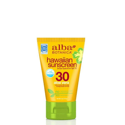 Hawaiianische Sonnencreme mit Aloe Vera von ALBA BOTANICA, SPF 30, in einer Tube, auf sonnigem Hintergrund.