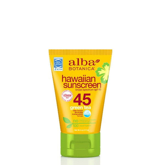 Hawaiianische Sonnencreme mit grünem Tee SPF45 von ALBA BOTANICA, cremige Textur in einer Tube auf weißem Hintergrund