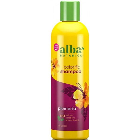 Hawaiianisches Shampoo für gefärbtes Haar von ALBA BOTANICA, mit bunten Plumeria-Blumen, zeigt die Flasche vor einem natürlichen Hintergrund.