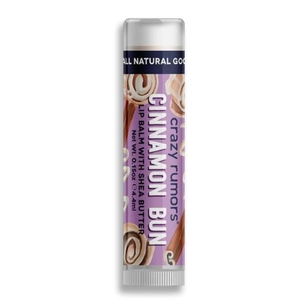 Natürliche Zimtschnecke Lippenbalsam von CRAZY RUMORS mit Zimtgeschmack und pflegender Textur, auf einem weißen Hintergrund.