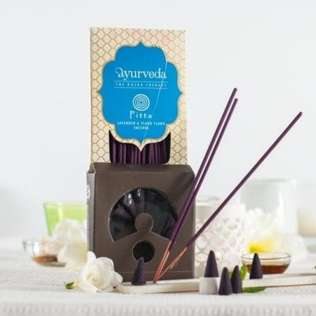 Aroma-Set für Pitta Dosha mit Lavendel und Ylang-Ylang, biogo, inklusive ätherischer Öle in Flaschen auf natürlicher Verpackung