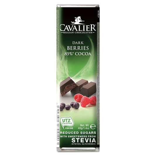 Dunkler Schokoriegel mit Waldfrüchten von CAVALIER, 40g, mit dunkler Schokolade und fruchtigen Waldbeeren, auf weißem Hintergrund