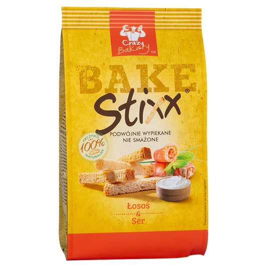 Brotfinger mit Lachs und Käse von BAKE STIXX, 60g, auf einem Teller mit frischem Brot und Kräutern.