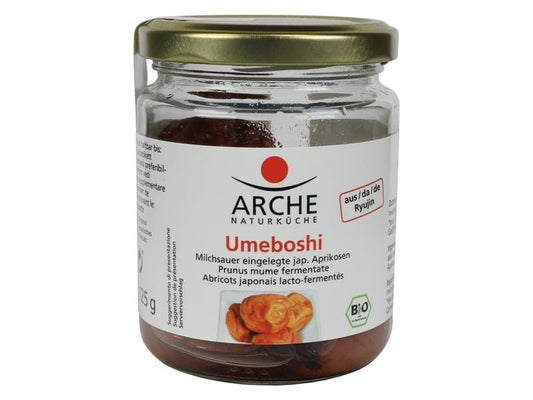 Blick auf ein Glas mit eingelegten japanischen Bio-Umeboshi Aprikosen von ARCHE, 125 g in einem transparenten Glas