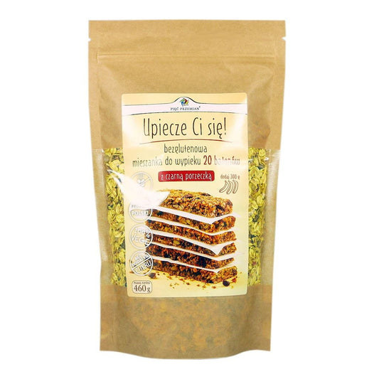Glutenfreie Backmischung für Riegel mit schwarzer Johannisbeere, 460g, von PIĘĆ PRZEMIAN, zeigt die Verpackung auf einem Holztablett