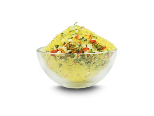 Frisches Gemüse in 1 kg VIVIO Verpackung, inklusive Karotten, Paprika und Zucchini, auf einem Küchentisch.