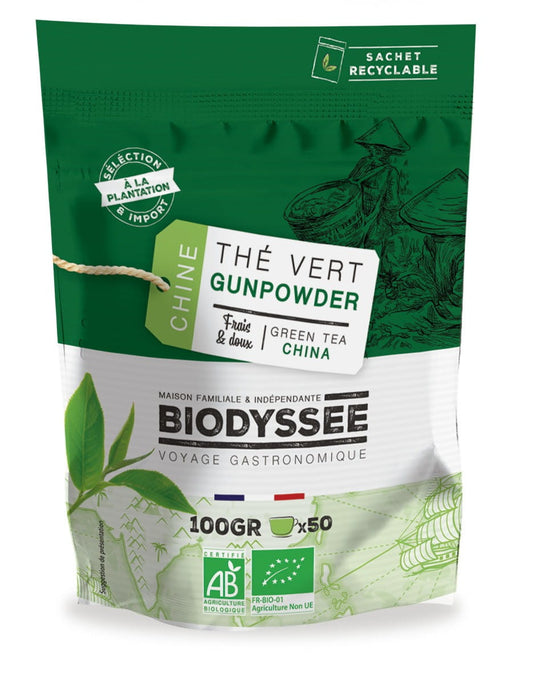 Grüntee-Schießpulver von Biodyssee, 100g, in einer transparenten Verpackung, zeigt das grüne, gemahlene Teepulver.